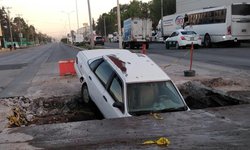 "Casi se traga la tierra" a un automóvil