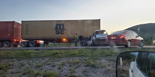 Mueren tres personas en choque de camioneta y tráiler
