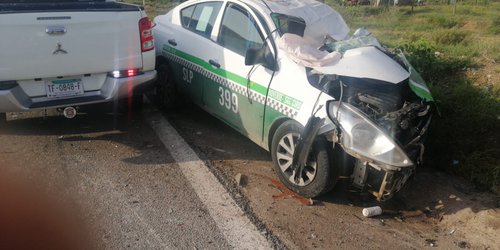 Muere chofer de taxi al chocar con camioneta en carretera Rioverde-San Ciro
