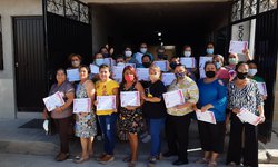 Imparte DIF taller de manualidades para adultos mayores en Plaza Principal  