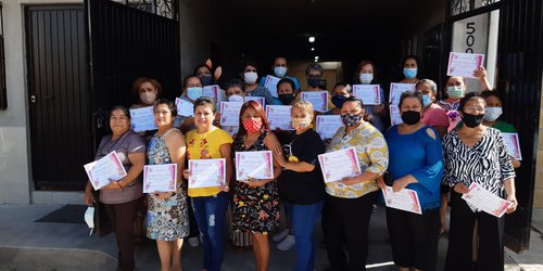 Más de 20 mujeres concluyen curso de manualidades en foami
