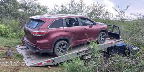 Hallan restos óseos y camioneta abandonada en serranía de San Ciro