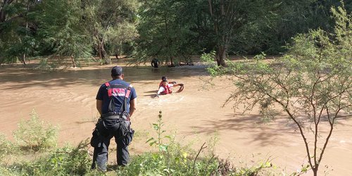 Corriente del río Verde arrastra a jóvenes motociclistas