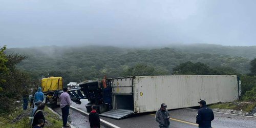 Vuelca tráiler en carretera Rioverde-San Luis