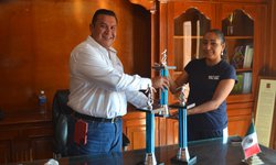 Arnulfo Urbiola entregó trofeos para torneo de futbol