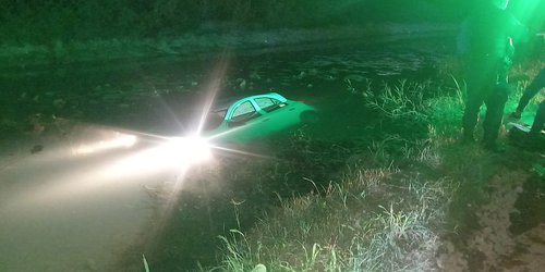 Camionero salva a dos mujeres que cayeron en auto al canal de la Media Luna