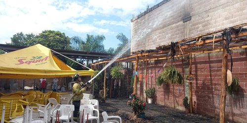 Se incendia negocio de comida en El Refugio