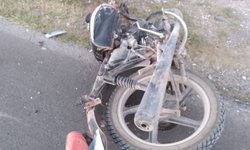 Chocan moto contra taxi en carretera cerca de Villa Juárez