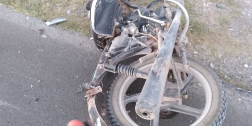 Chocan moto contra taxi en carretera cerca de Villa Juárez