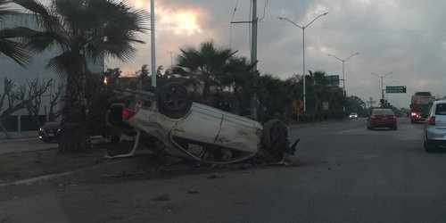 Vuelca automóvil frente al Hospital General de Rioverde