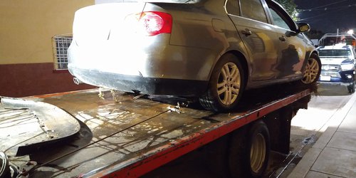 Automóvil cayó al canal principal de la Media Luna