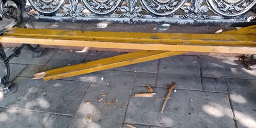 Bancas de la plaza principal son objeto de vandalismo