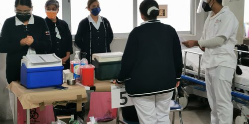 Vacunan contra el COVID personal del Hospital General
