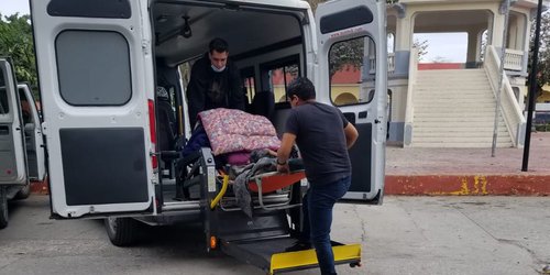 Traslada el DIF local a persona con discapacidad abandonada, a su natal Tamuín