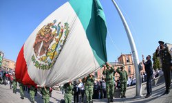 Preside Ricardo Gallardo ceremonia conmemorativa del Día de la Bandera