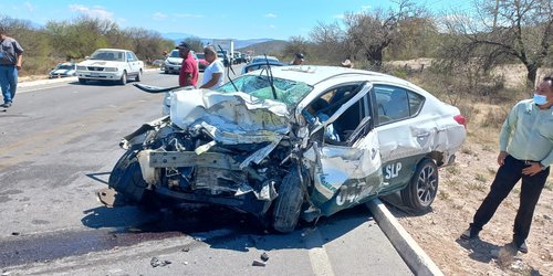 Taxi potosino choca cerca de Dr. Arroyo: Mueren cinco