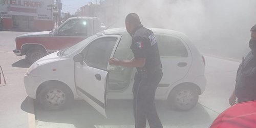 Teléfono celular explotó en automóvil estacionado y lo incendió