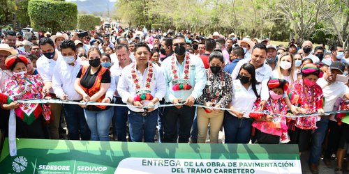 Ricardo Gallardo entrega camino pavimentado en Aquismón
