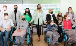 DIF estatal entrega sillas de ruedas a personas con discapacidad