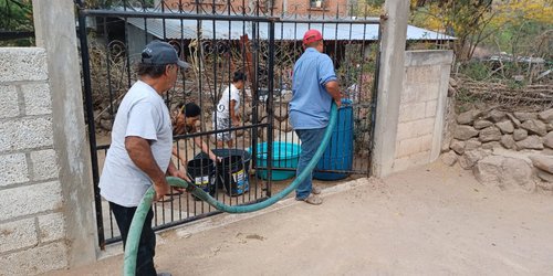 Reparten 70 mil litros de agua al día a comunidades de Rioverde