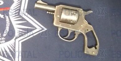 Policía estatales detienen a hombre armado con revólver en la localidad de Tamala