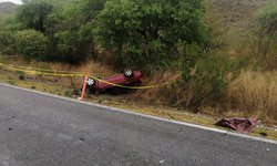 Fallecen dos personas en volcadura en carretera libre 70