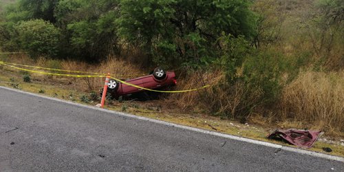 Fallecen dos personas en volcadura en carretera libre 70