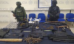 Aseguran arsenal de armas, cartuchos útiles, droga y un dron