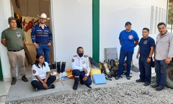 Bomberos de CDFDZ dona equipo a Brigada de Villa de Arriaga