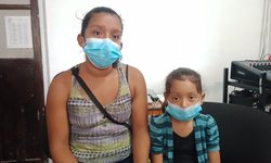 Ayudan a madre para tratar a su hija de tumor en un ojo