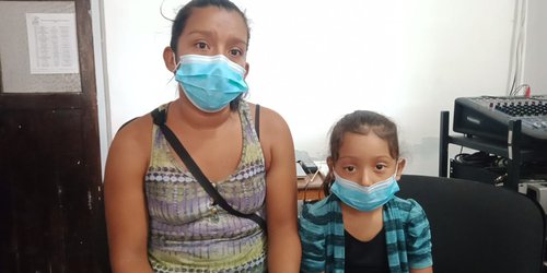 Ayudan a madre para tratar a su hija de tumor en un ojo