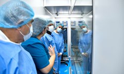 Inaugura Gobernador modernización de central de mezclas para pacientes con cáncer