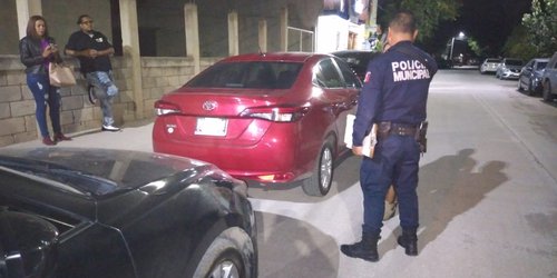 Chocan yaris estacionado fuera de Bar en CdFdz