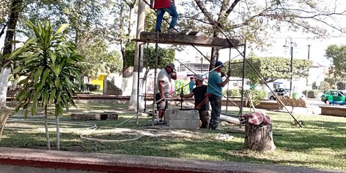 Desazolvan pozo de la plaza principal de Ciudad Fernández