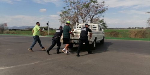 Atiende Bomberos y Policía Municipal incendio de camioneta