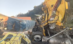 Mueren dos traileros en horrible choque en sierra de Rayón