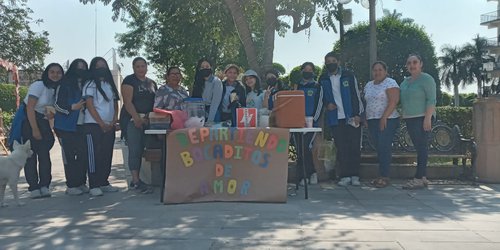 De forma altruista, estudiantes de secundaria regalan alimentos