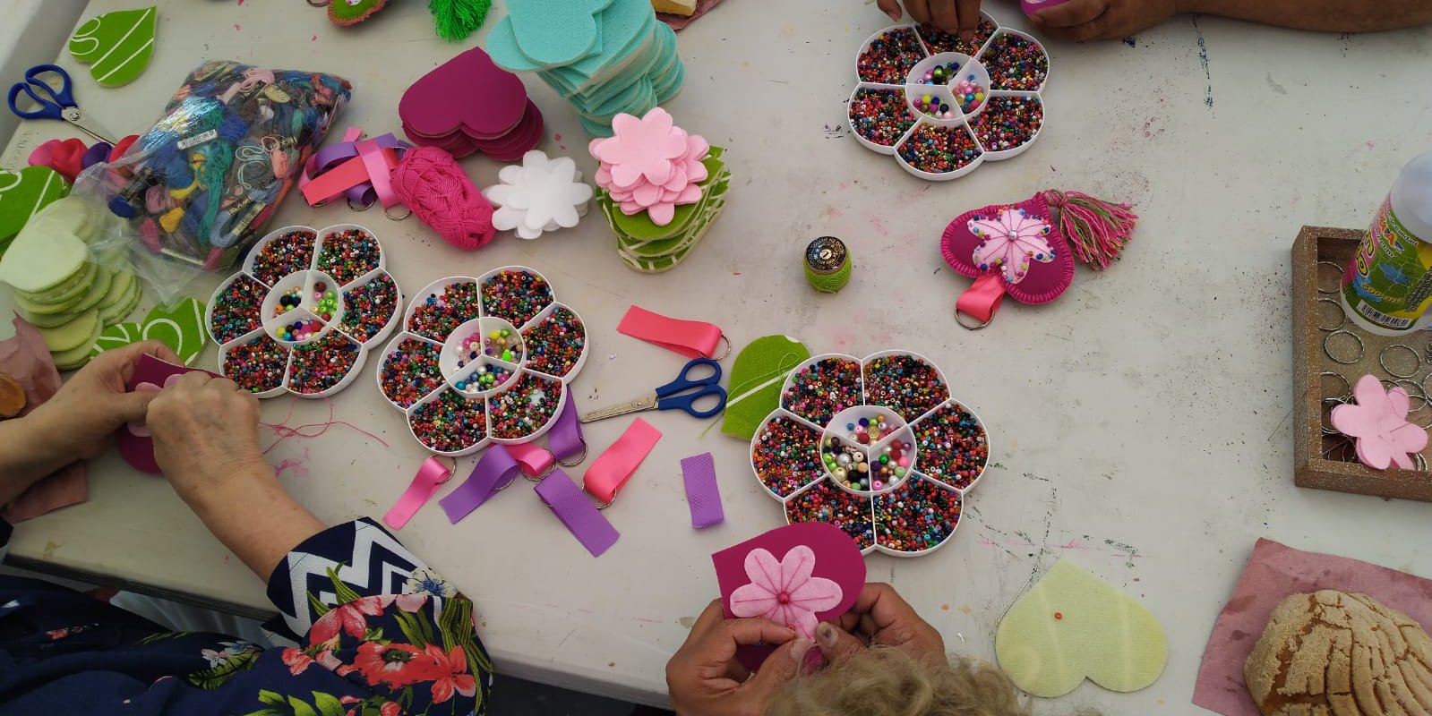 Imparte DIF taller de manualidades para adultos mayores en Plaza Principal  