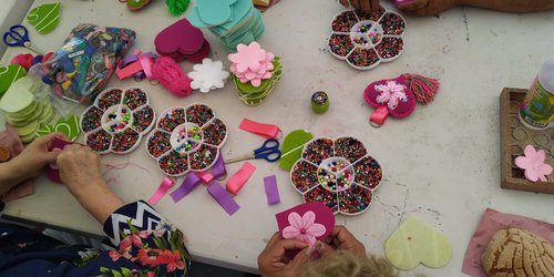 Imparte DIF taller de manualidades para adultos mayores  en Plaza Principal