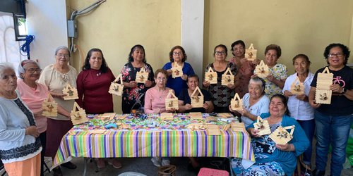 Red de Corazones Sabios llevó taller de manualidades a adultos mayores de la colonia San Antonio