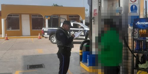 Pidieron gasolina, pagaron con billetes falsos y huyeron