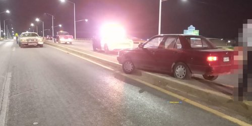 Por ponchadura, automóvil terminó arriba del camellón de puente vehicular