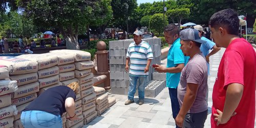 De sueldo, alcalde dona material para construcción a tres comunidades