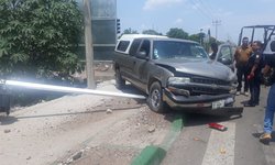 Chocan camionetas en entronque del Refugio