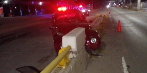 Vocho se impacta en contención de puente elevado