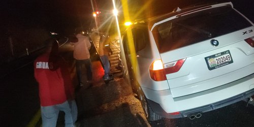 Tráiler chocado lateralmente, salió de carretera,volcó y se incendió