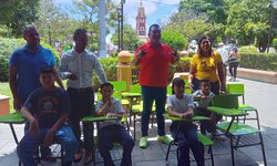 Alcalde entregó mobiliario a primaria del Aguacate