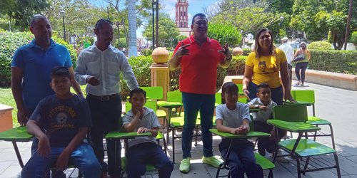 Alcalde entregó mobiliario a primaria del Aguacate