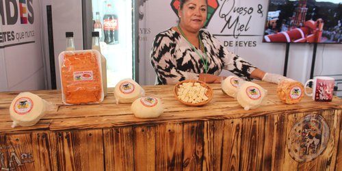 Vino, queso y miel en el pabellón artesanal de la FENAPO en el stand de Villa de Reyes