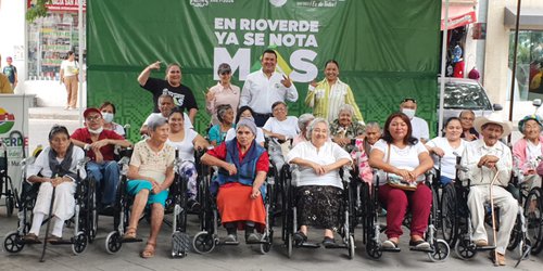 Arnulfo Urbiola y Karina Quintero sumaron 1,500 sillas de ruedas entregadas con las de hoy en la plaza